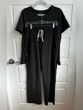 Dolan  Women's Scrub Set Size Medium